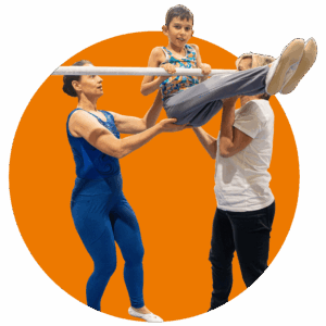 Dítě s PAS cvičí výmyk Rodinná gymnastika Praha