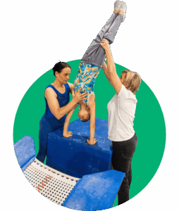 Díte s PAS cvičí stojku Rodinná gymnastika